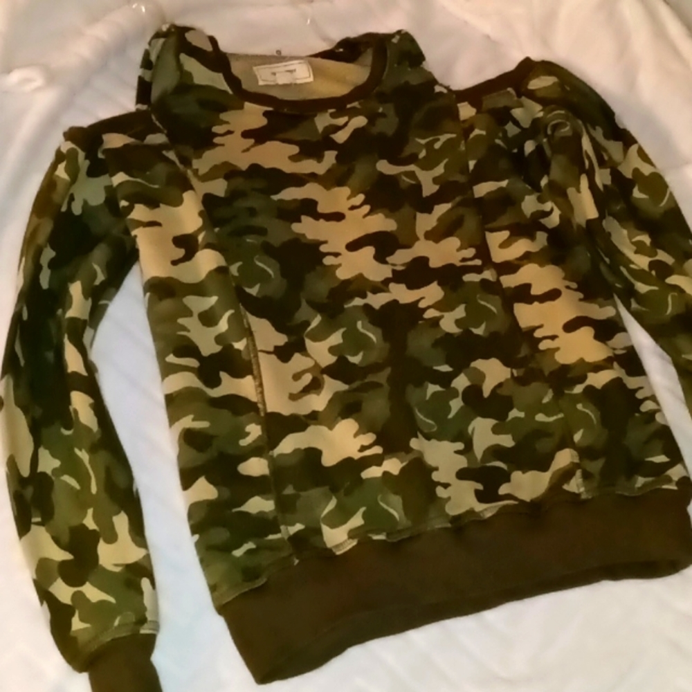 Camo size medium sweatshirt Shoulders Cout-out